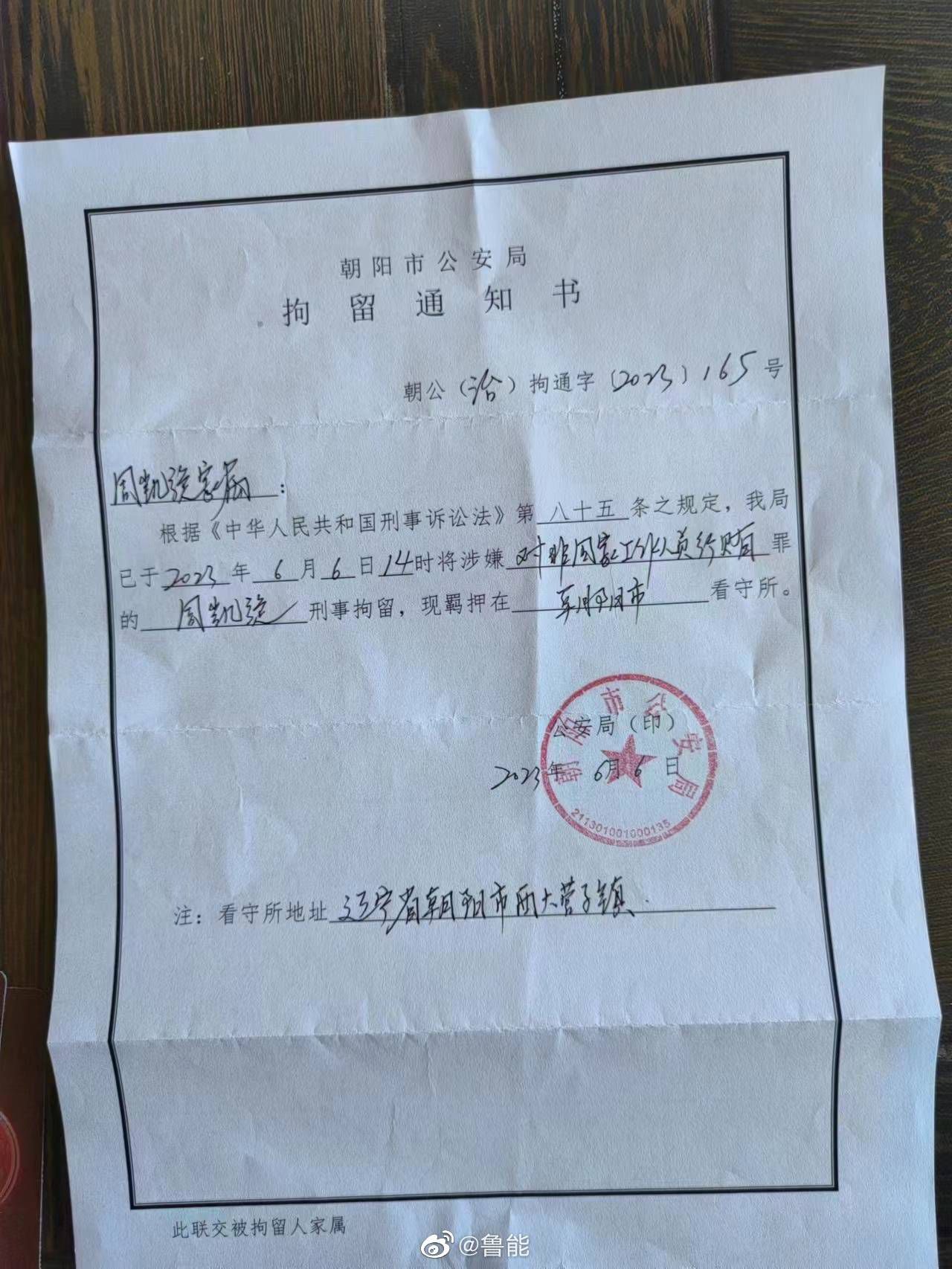 因为睡在母亲身边才能够安心，才能抵御黑夜来临时的恐惧。